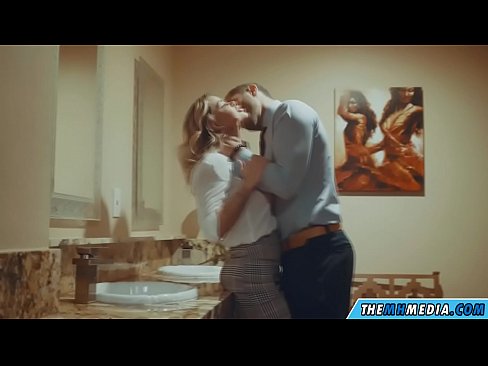❤️ Meta blonda busty seduces f'kamra tal-banju pubbliku Vidjow porn lilna ❌❤